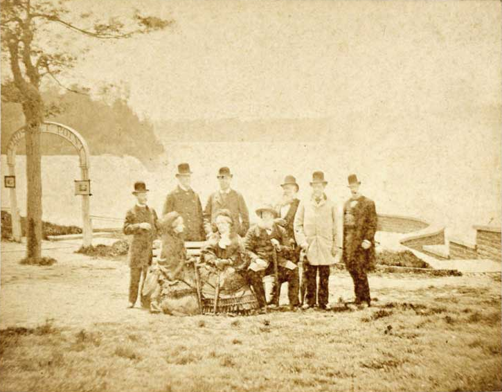 1876년 나이아가라 폭포에서 페드루 2세 (오른쪽 앉은 사람)
