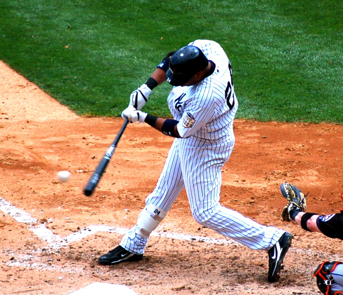 Canó memukul untuk Yankees pada tahun 2008.