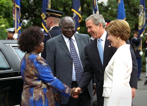 2003年の国賓訪問時、ホワイトハウスでジョージ・W・ブッシュ米大統領、ローラ・ブッシュ夫人と並ぶキバキ大統領とルーシー夫人