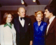 スピッツ(右端)と妻(左端)、ジェラルド・フォード大統領とベティ・フォード夫人と(1976年)