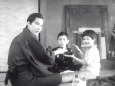 《도쿄의 합창》(1931년)의 다카미네 히데코(오른쪽). 왼쪽부터 오카다 도키히코, 스가와라 히데오.