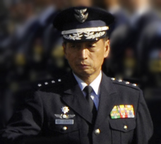 2008년 8월, 미국 공군 의장대를 사열하는 다모가미 도시오