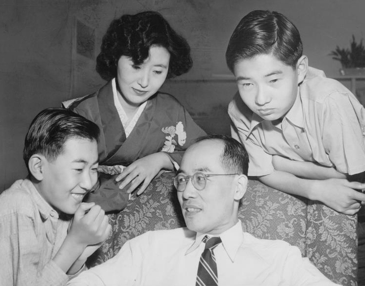 노벨상 수상 후 가족과 함께 있는 유카와 히데키 (1949년)