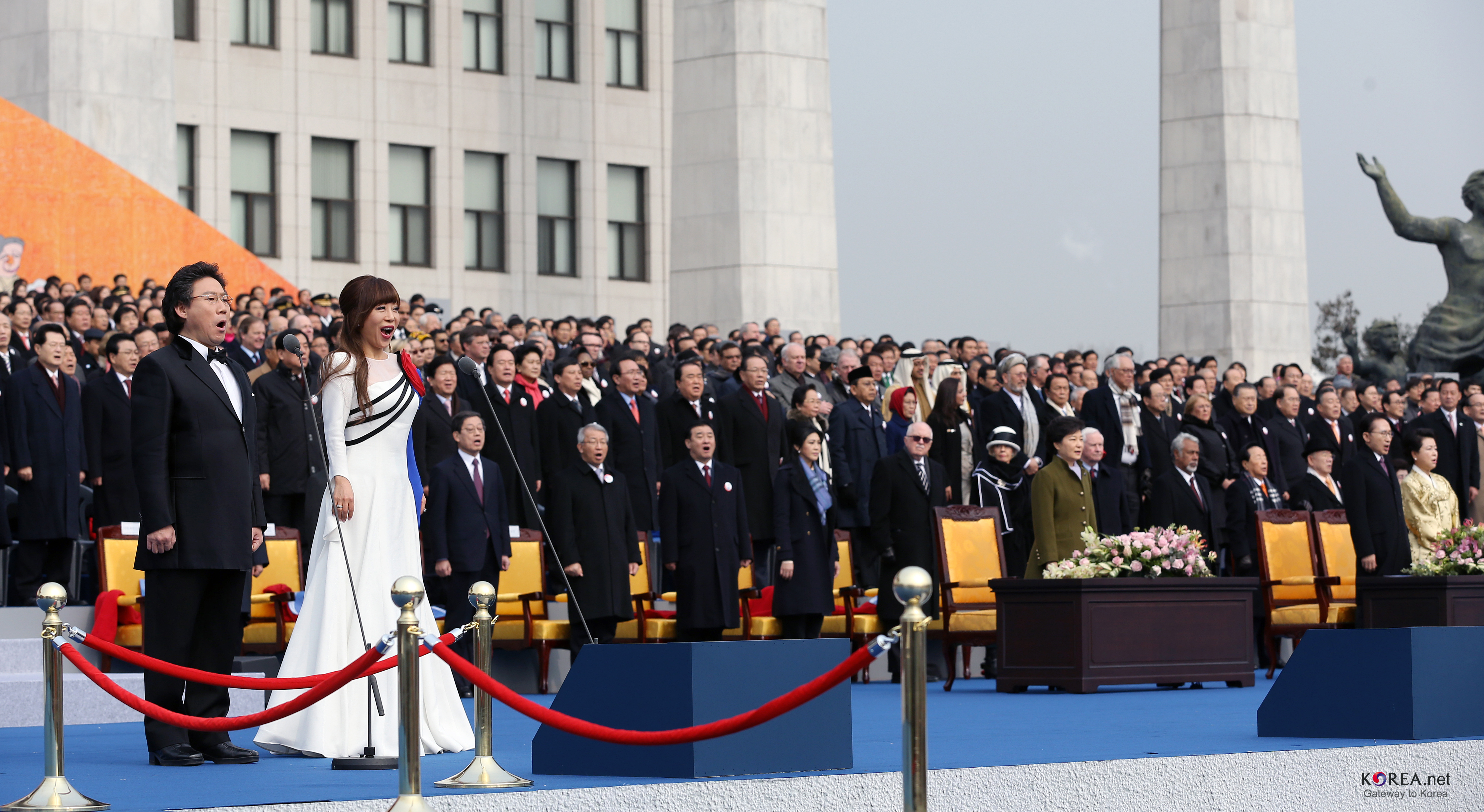 조수미가 2013년 2월 박근혜 대통령 취임식에서 애국가를 부르고 있다.