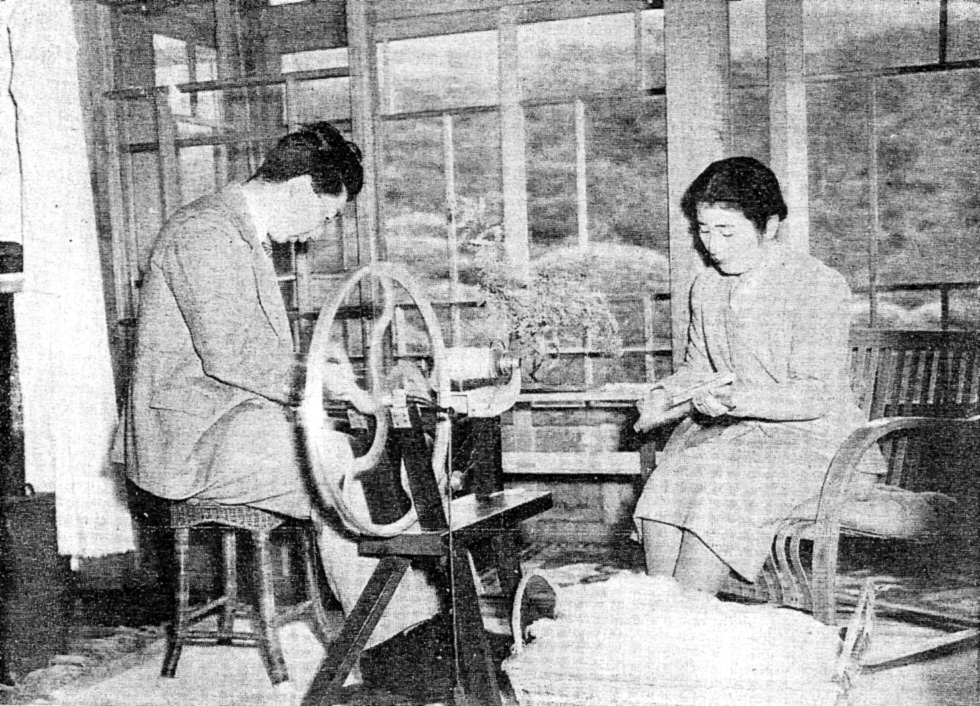 1951년경, 요양 중인 지치부노미야 야스히토 친왕과 함께 있는 세쓰코 비