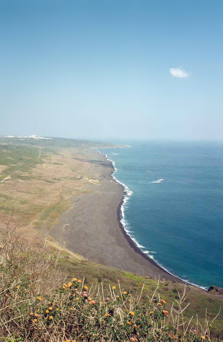 摺鉢山頂上から見た硫黄島の侵攻海岸、2002年2月