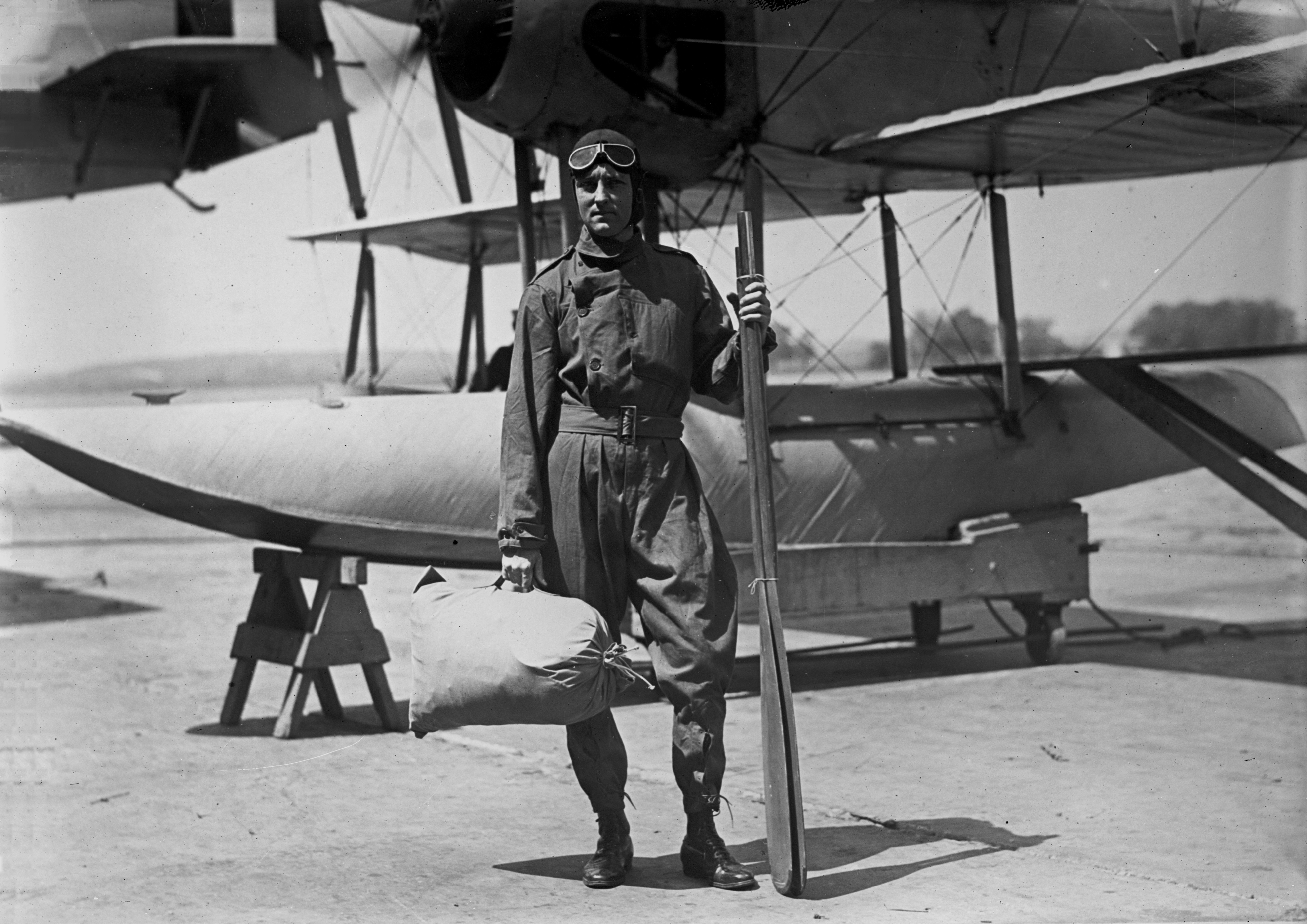 Leftenan Komander Byrd dan pesawatnya