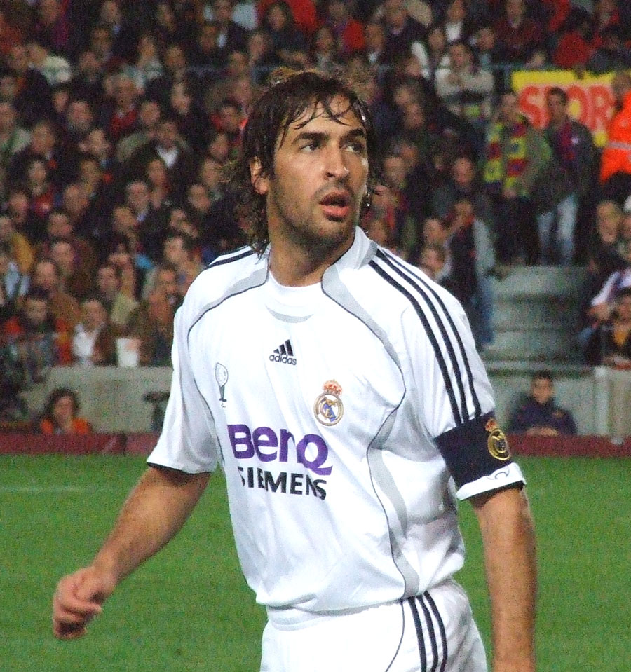 Raúl in a Clásico match against FC Barcelona in March 2007.