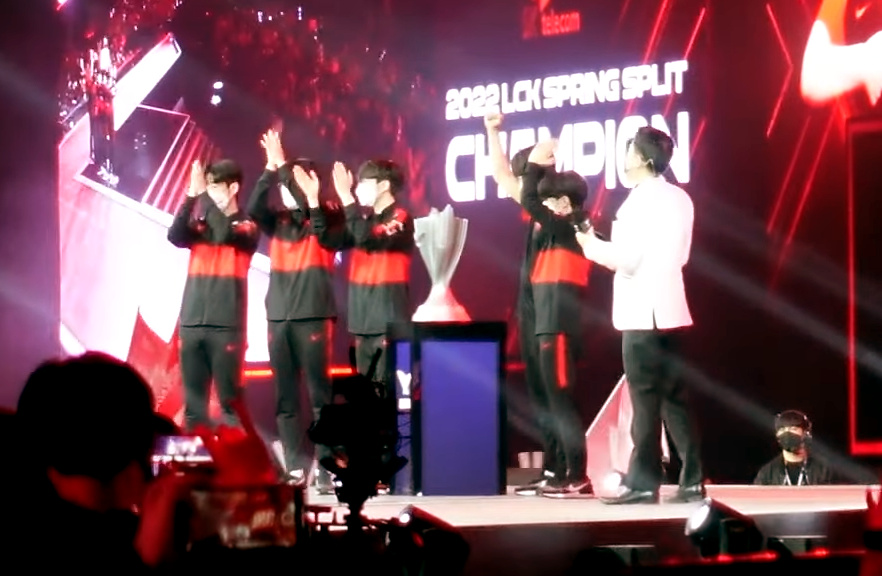 Zeus winning his first LCK title