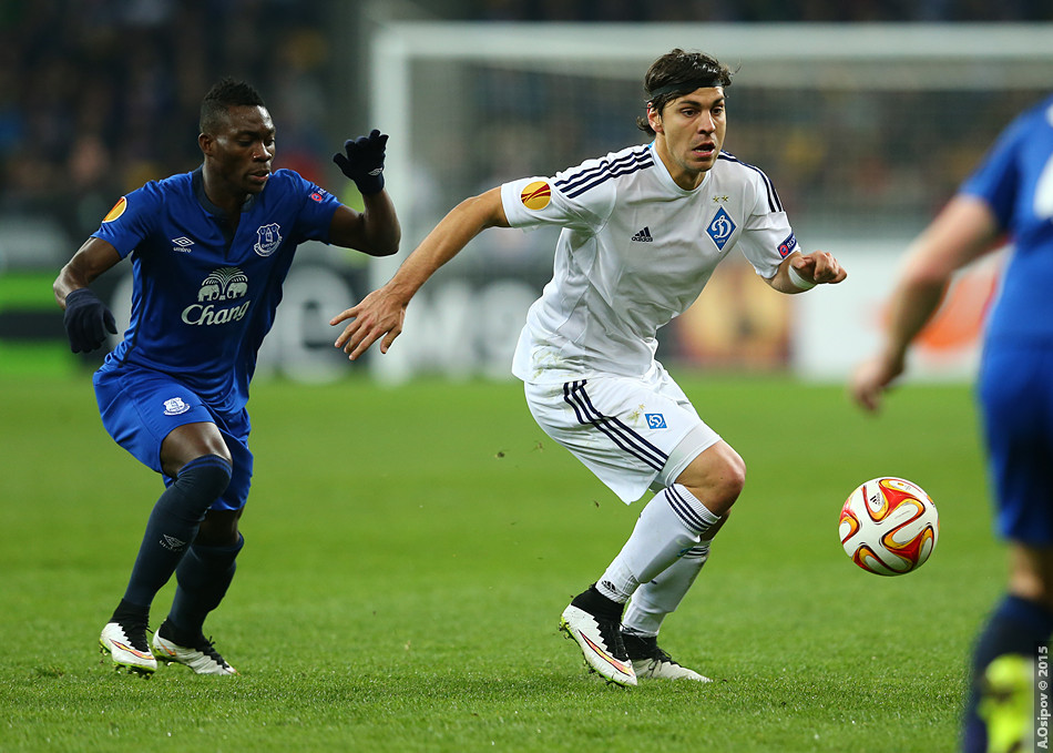 Atsu (kiri) bermain untuk Everton pada 2015.