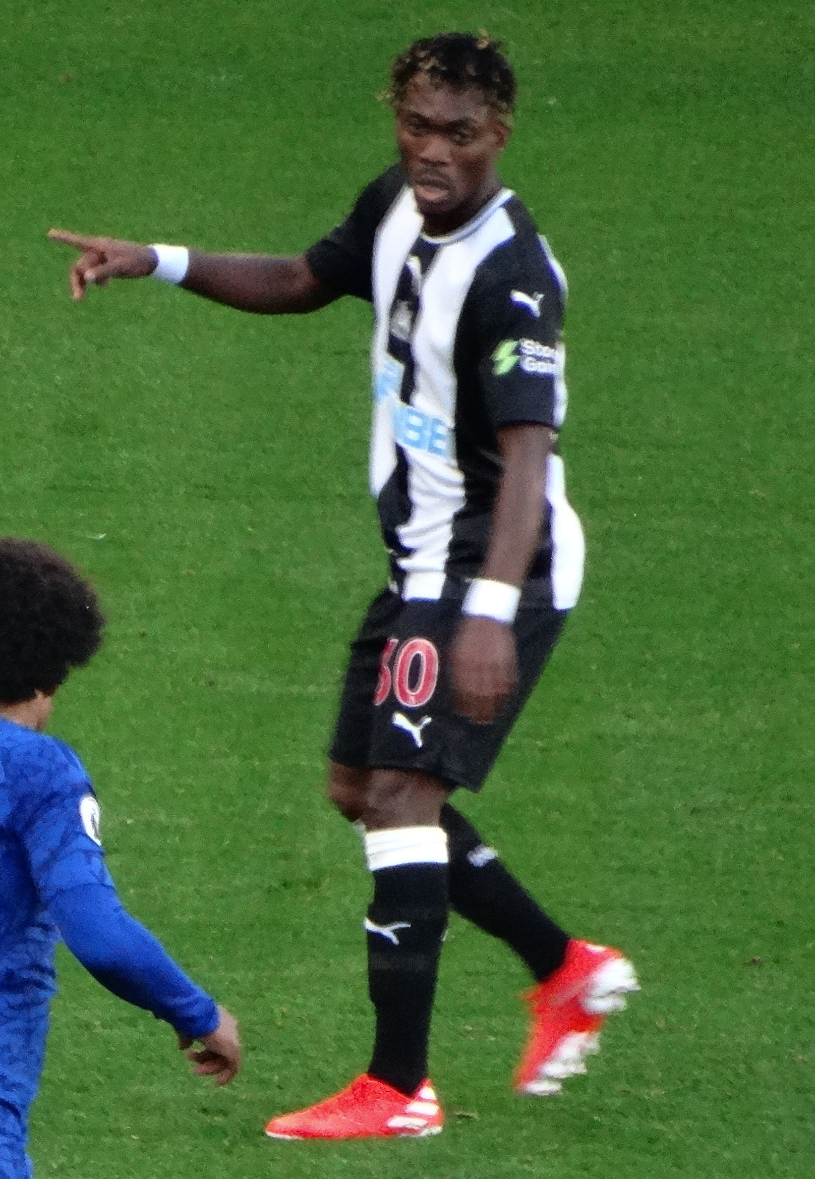 Atsu bermain untuk Newcastle pada 2019.