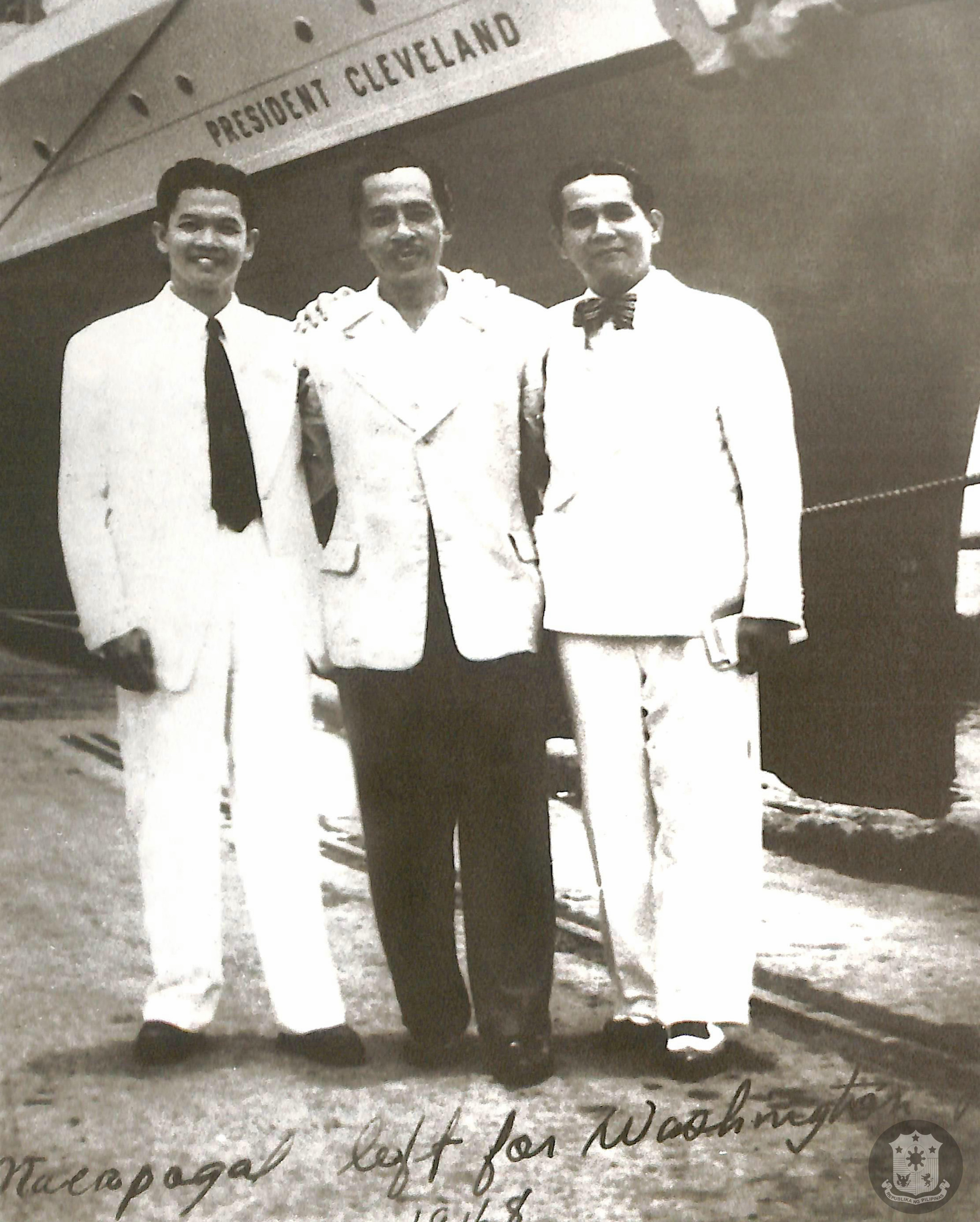 1948년 루바오 시장 엘로이 발루윳(가운데), 호세 B. 링가드 주지사(왼쪽)와 함께 있는 마카파갈(오른쪽)