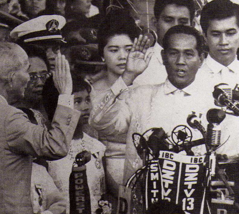 1961년 12월 30일 마닐라 키리노 그랜드스탠드에서 필리핀 대통령으로 취임 선서를 하는 마카파갈