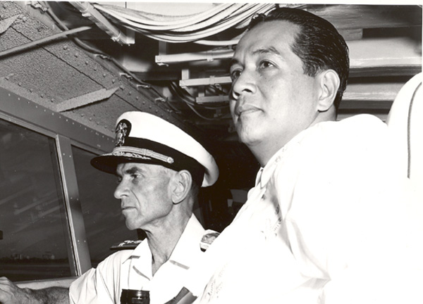 1962년 USS 오클라호마 시티 함교에 있는 디오스다도 마카파갈 대통령