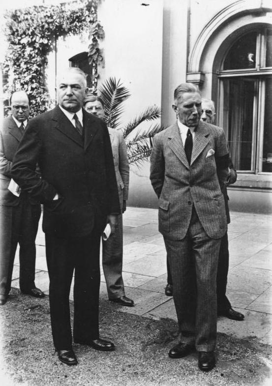 Foreign Minister Neurath and Chancellor Franz von Papen in June 1932.