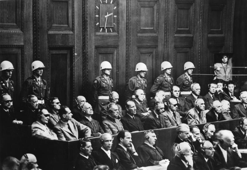1945년 뉘른베르크 재판. 뒷줄 오른쪽에서 두 번째가 노이라트이다.