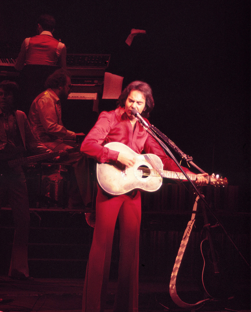 1976년 7월 2일, 알라딘 호텔 & 카지노(Aladdin Hotel & Casino영어) 내 공연 예술 극장(Theater For the Performing Arts영어) 개장 밤에 공연하는 다이아몬드.