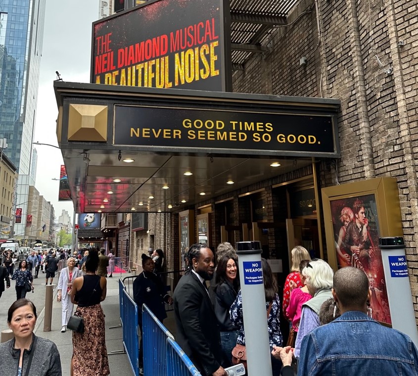 A Beautiful Noise, 닐 다이아몬드 뮤지컬은 2022년 12월 브로드웨이 브로드허스트 극장(Broadhurst Theater영어)에서 개막했다.