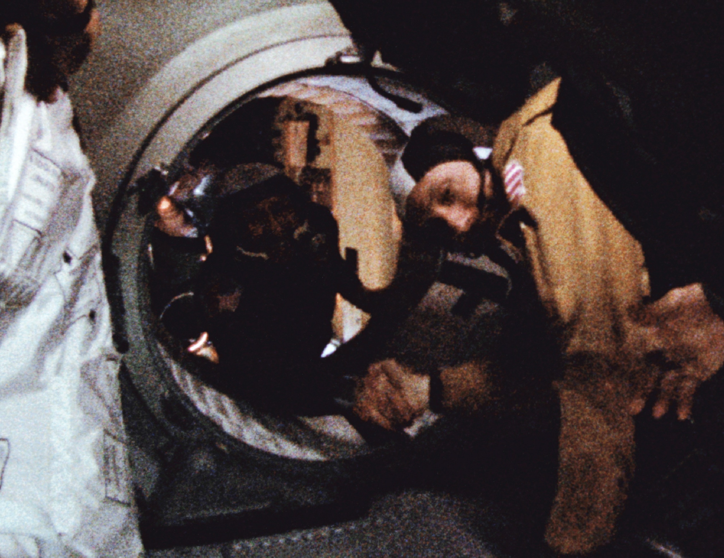 Jabat tangan bersejarah antara Leonov dan Tom Stafford.