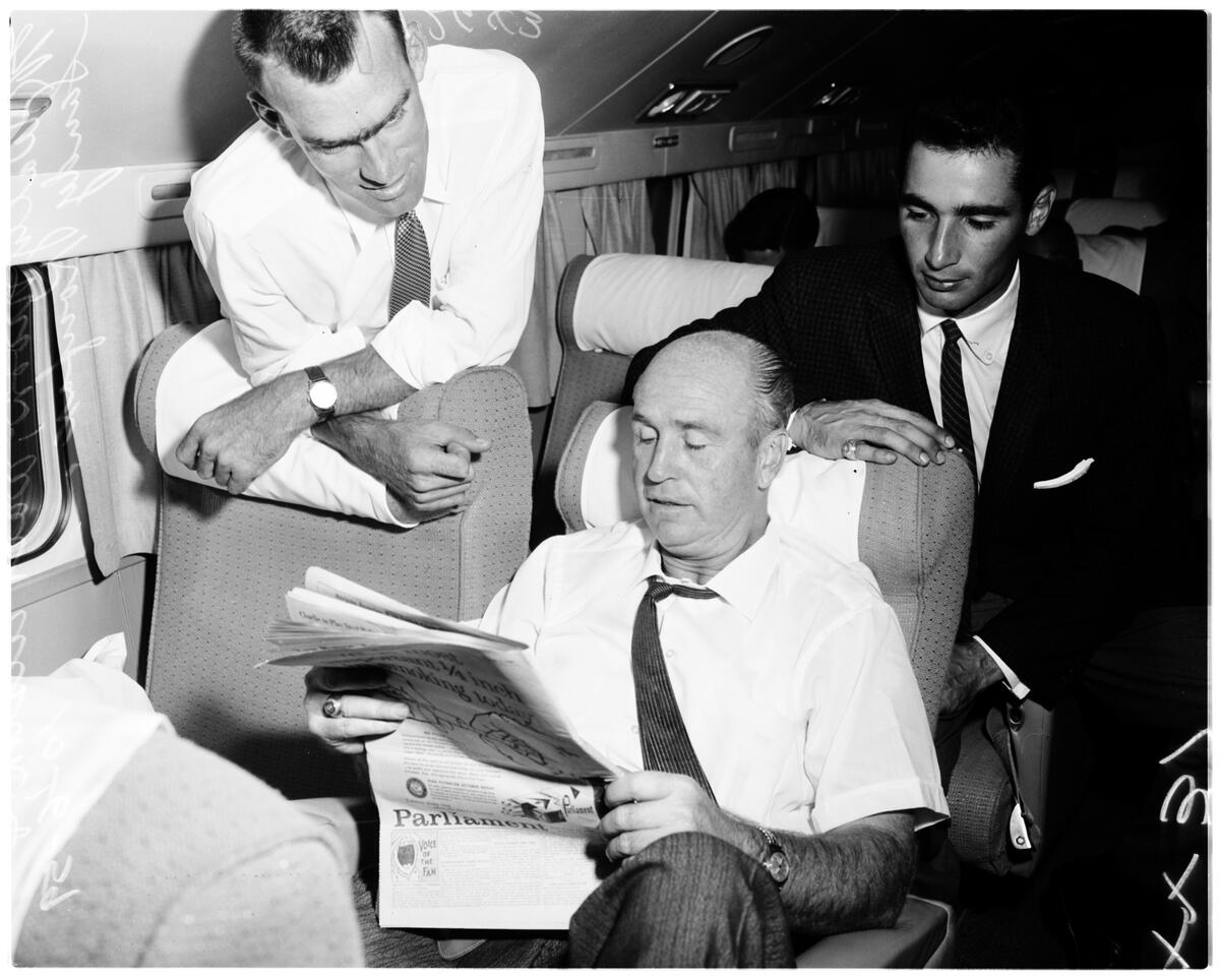 1959년 월드 시리즈 1차전 전 월리 문과 샌디 쿠팩스와 함께 있는 알스턴