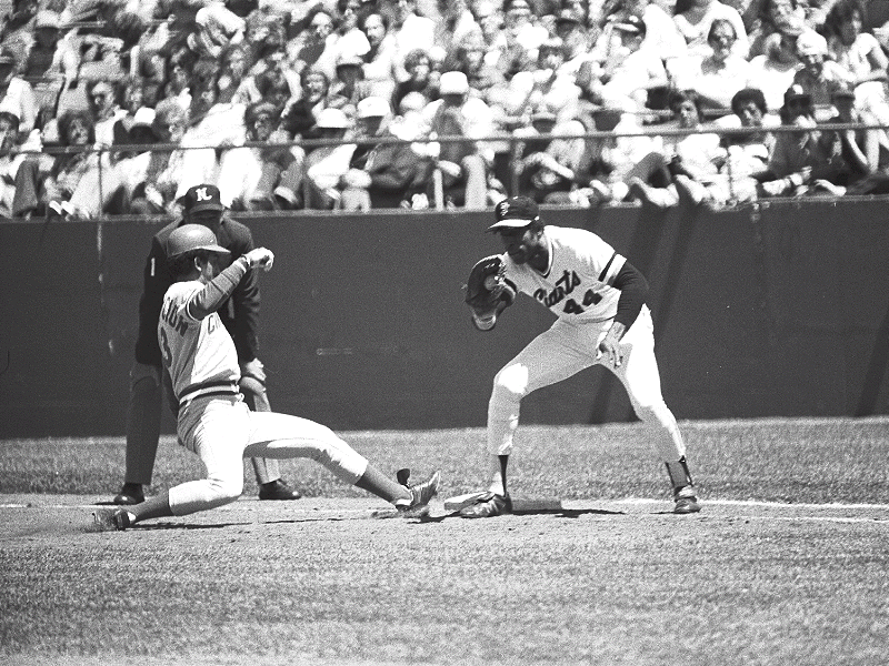 Willie McCovey cố gắng tag Concepción tại gôn một trong trận đấu cuối cùng của McCovey tại Candlestick Park, năm 1980.
