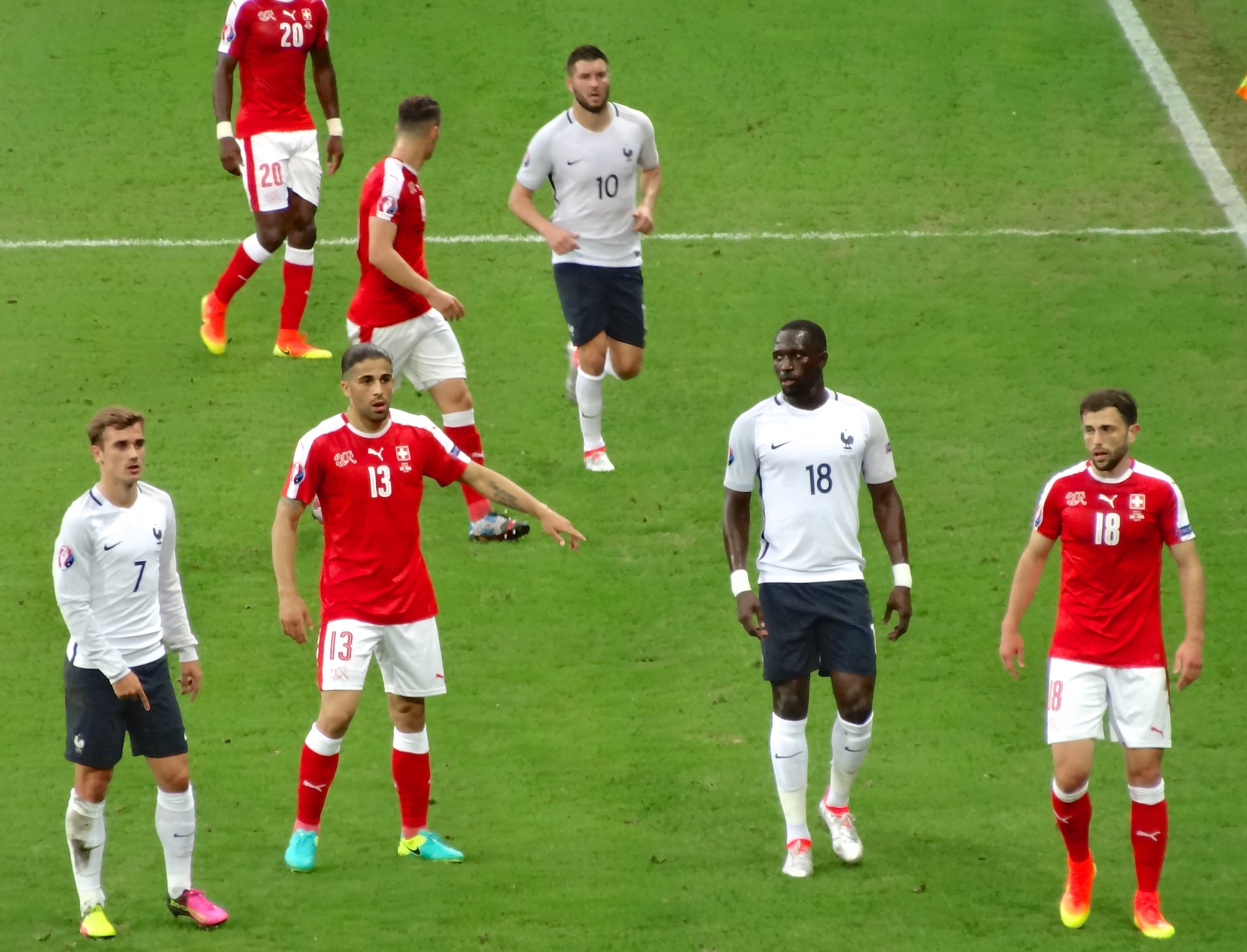UEFA 유로 2016에서 스위스를 상대로 프랑스 소속으로 뛰고 있는 시소코 (흰색 유니폼, 등번호 18번). 프랑스는 이 대회에서 준우승을 차지했다.
