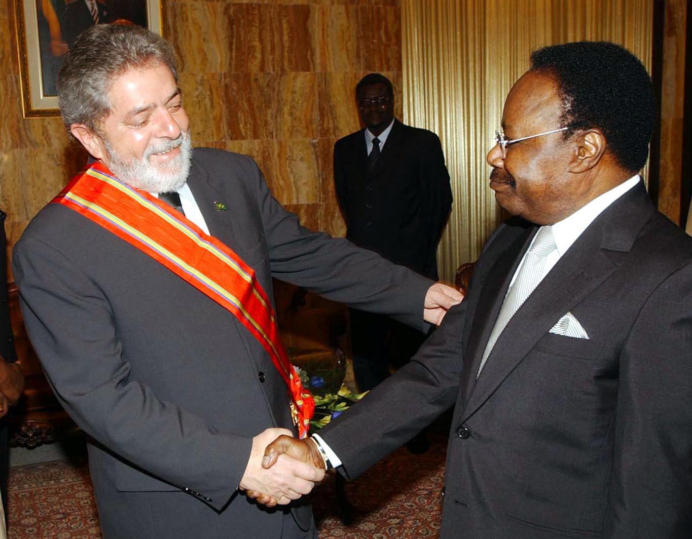 โอมาร์ บองโก กับลูอิซ อีนาซิว ลูลา ดา ซิลวา (Luiz Inácio Lula da Silvaลูอิซ อีนาซิว ลูลา ดา ซิลวาPortuguese) ประธานาธิบดีบราซิล ในปี ค.ศ. 2004