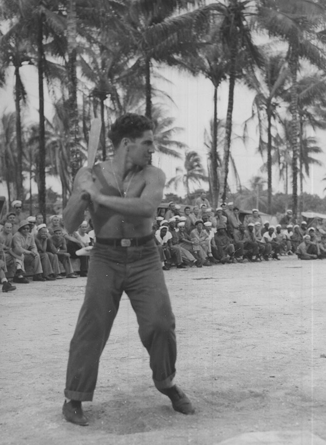 1943년에서 1945년까지 미 해군 복무 당시 남태평양에서 미 해군 병사들 앞에서 타석에 선 리주토
