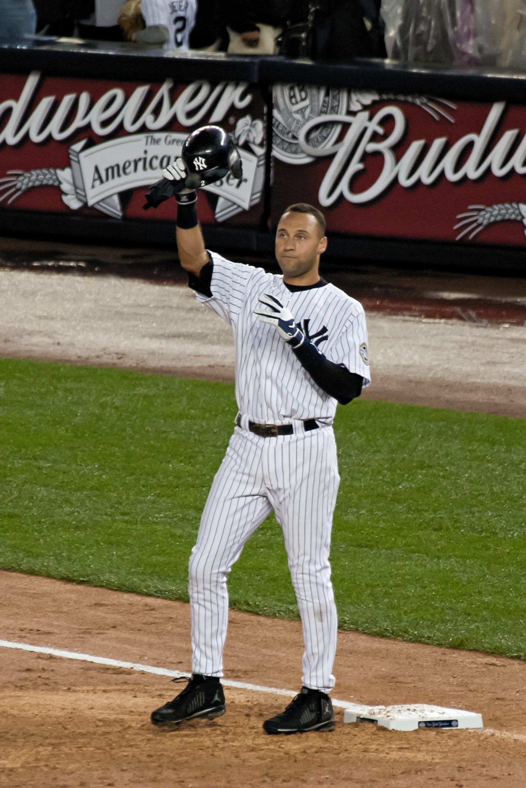Jeter memberi hormat kepada penonton selepas menjadi pemimpin pukulan sepanjang masa Yankees pada tahun 2009