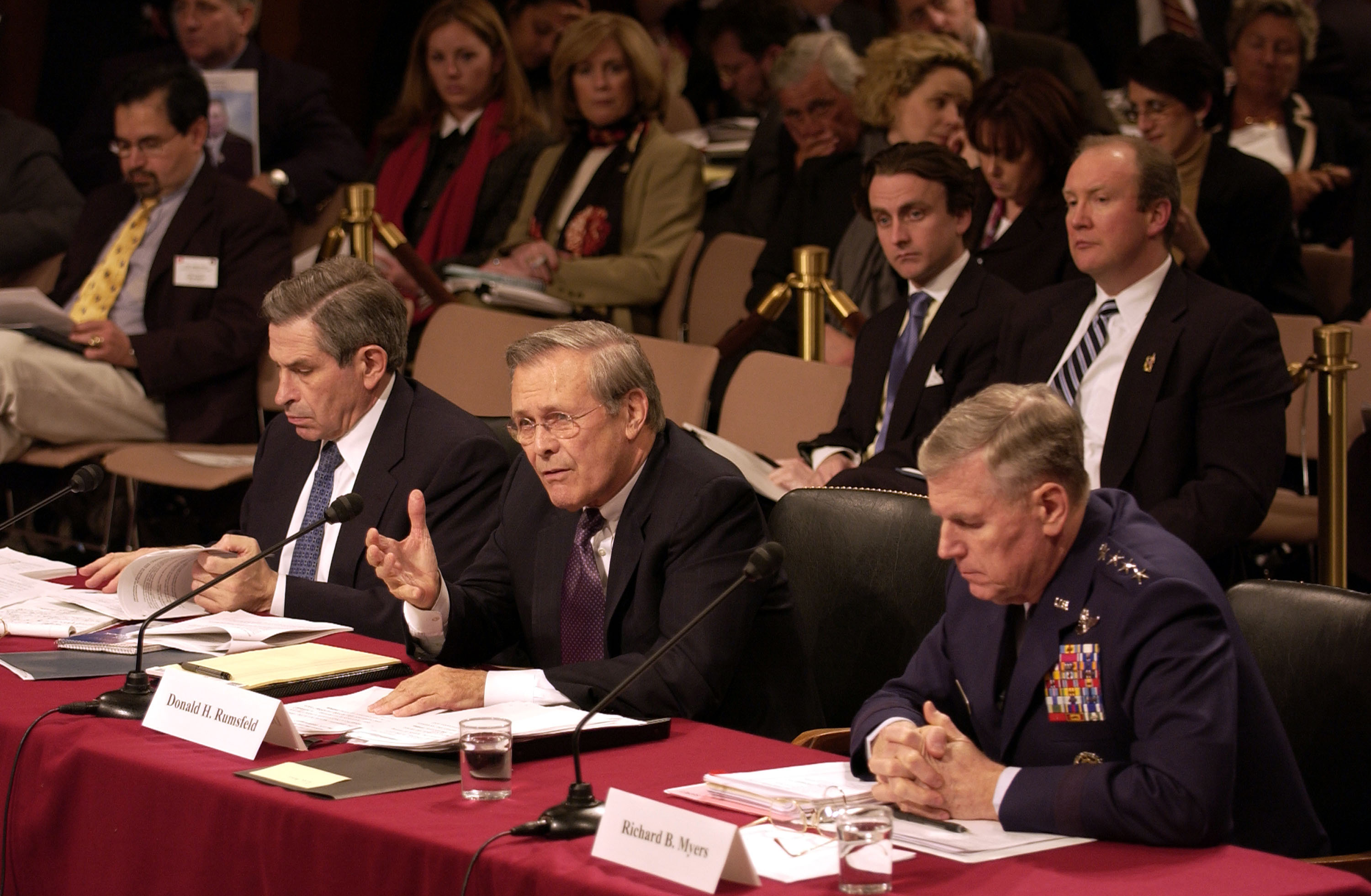Setiausaha Pertahanan Donald Rumsfeld bersama Pengerusi Ketua-ketua Staf Bersama Jeneral Richard B. Myers dan Timbalan Setiausaha Pertahanan Paul Wolfowitz memberi keterangan di hadapan Suruhanjaya 9/11 pada Mac 2004.
