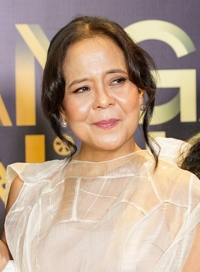카메라에서 시선을 돌린 시스루 상의를 입은 여성의 이미지