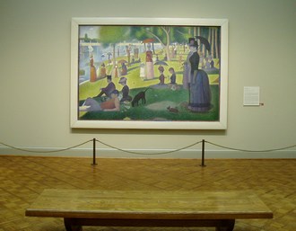 쇠라가 의도한 흰색 액자에 담겨 시카고 미술관에 전시되어 있다.