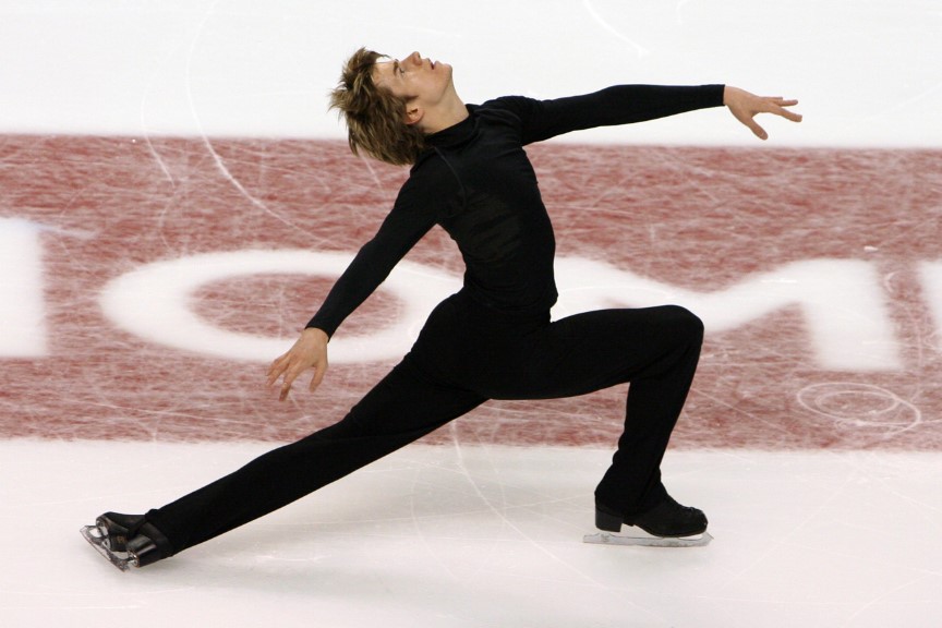 Buttle performs a lunge at the 2007 Skate Canada International.