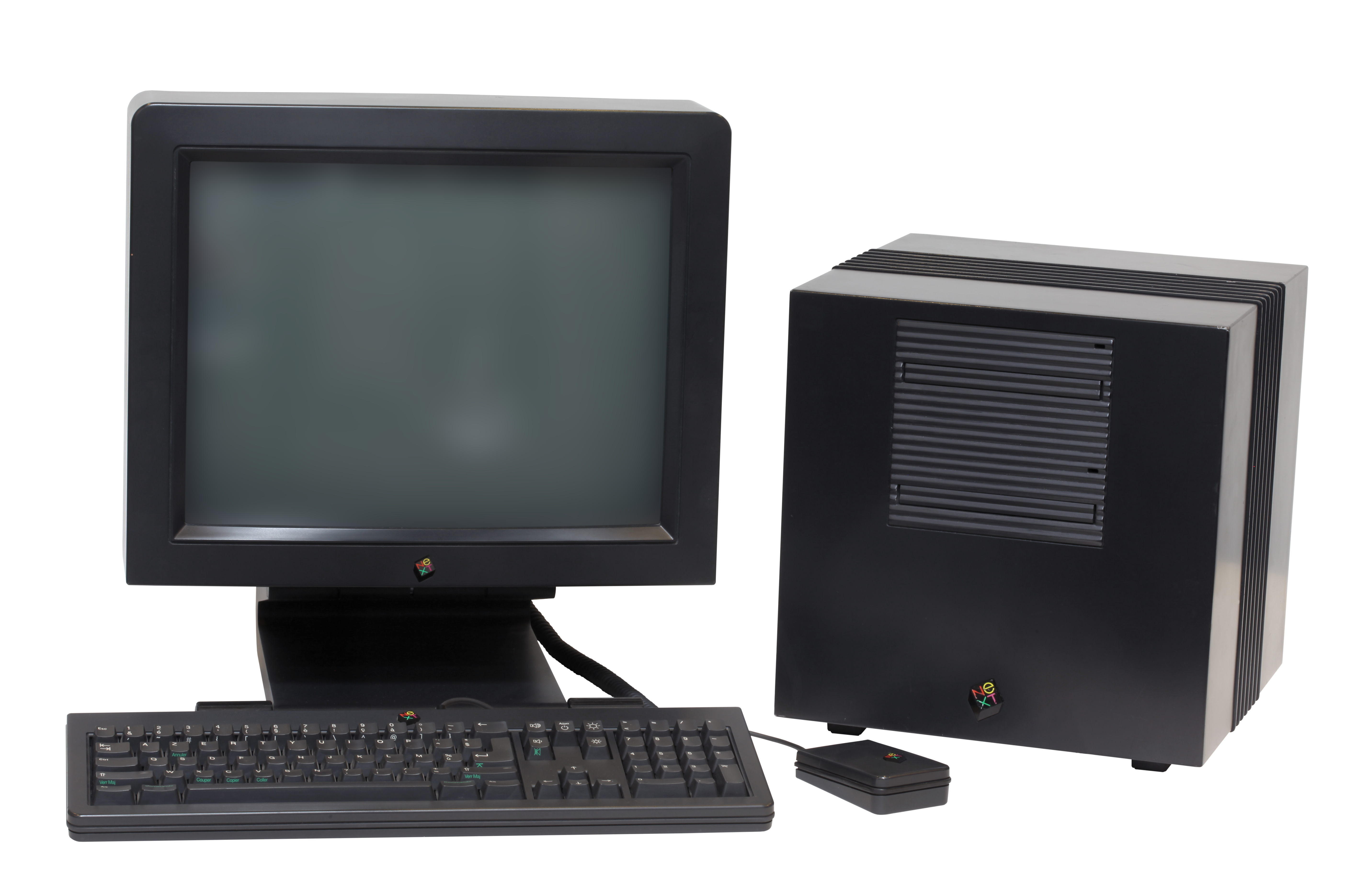 검은색 NeXTstation 컴퓨터와 검은색 NeXTcube 워크스테이션; 후자는 큐브 모양의 마그네슘 인클로저에 들어 있습니다
