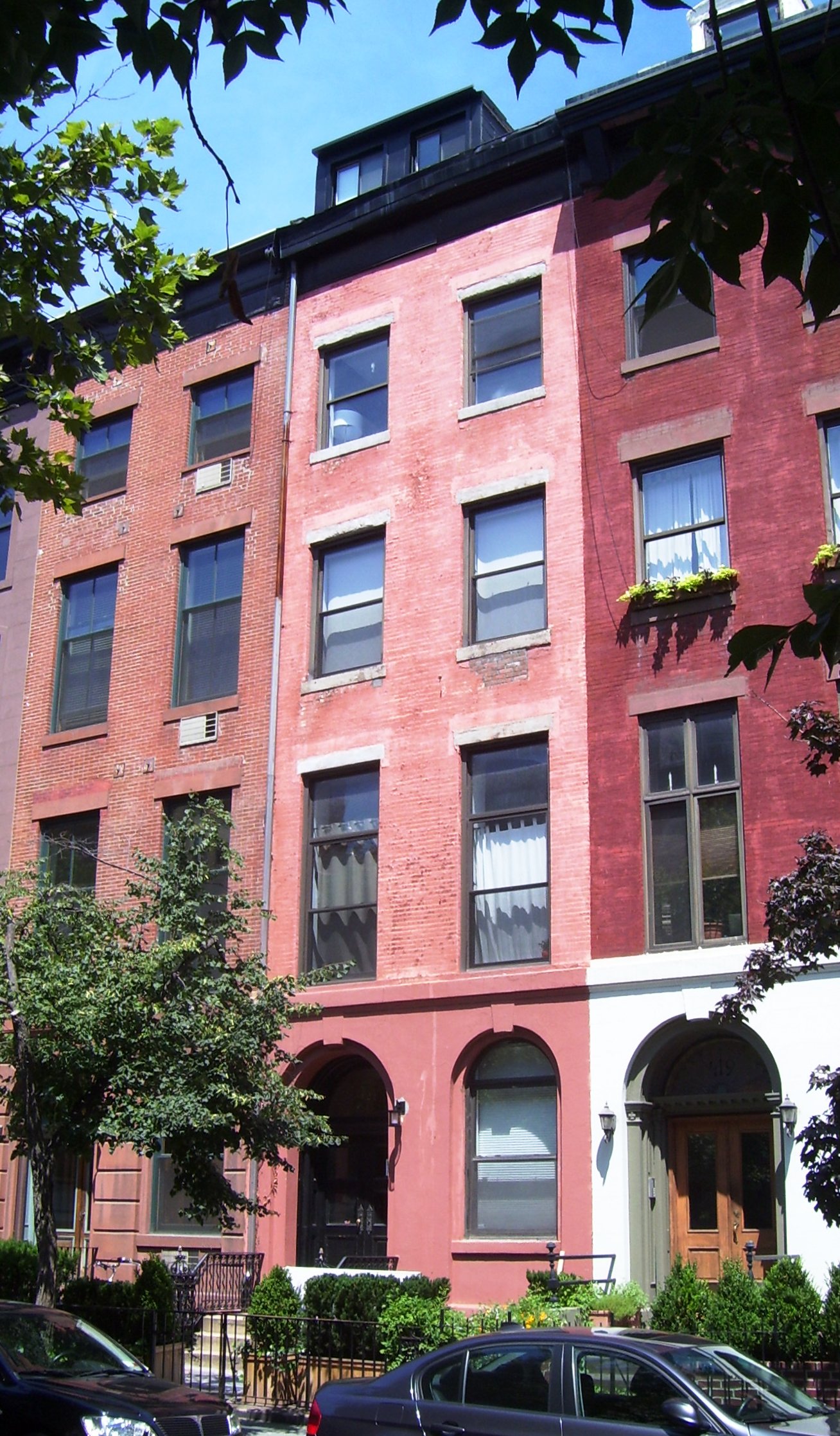 Page's townhouse di Chelsea, Manhattan, tempat ia meninggal pada tahun 1987