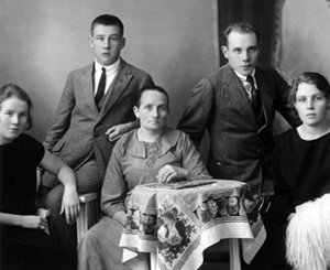 นูร์มิ (คนที่สองจากขวา) กับครอบครัวของเขาในปี ค.ศ. 1924