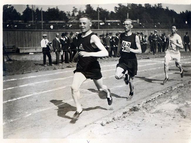 누르미가 1920년 올림픽 예선에 참가한 모습