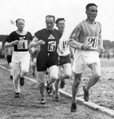 1928년 스톱워치를 확인하는 누르미