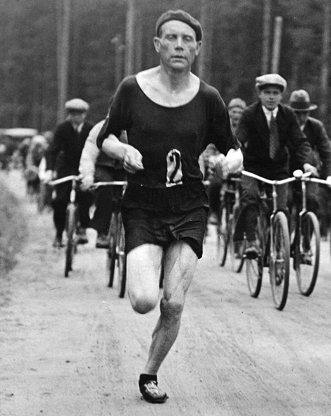 1932년 올림픽 예선에서 마라톤을 달리는 누르미. 누르미의 유일한 '짧은' 마라톤 (40.2 km)