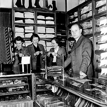 1939년 헬싱키에 있는 자신의 남성 의류 매장에서 누르미