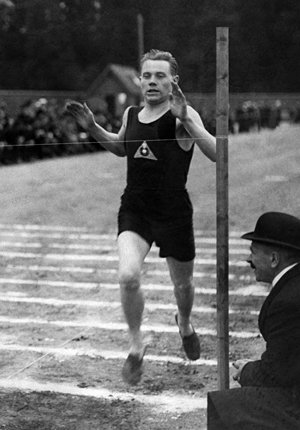 1924년 헬싱키에서 1,500m 세계 기록을 경신하는 누르미