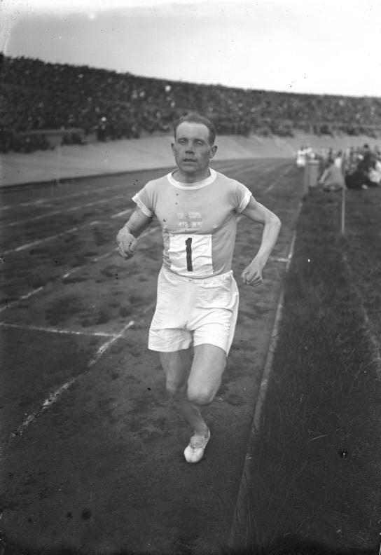 1926년 베를린에서 3,000m 세계 기록을 향해 달리고 있는 누르미