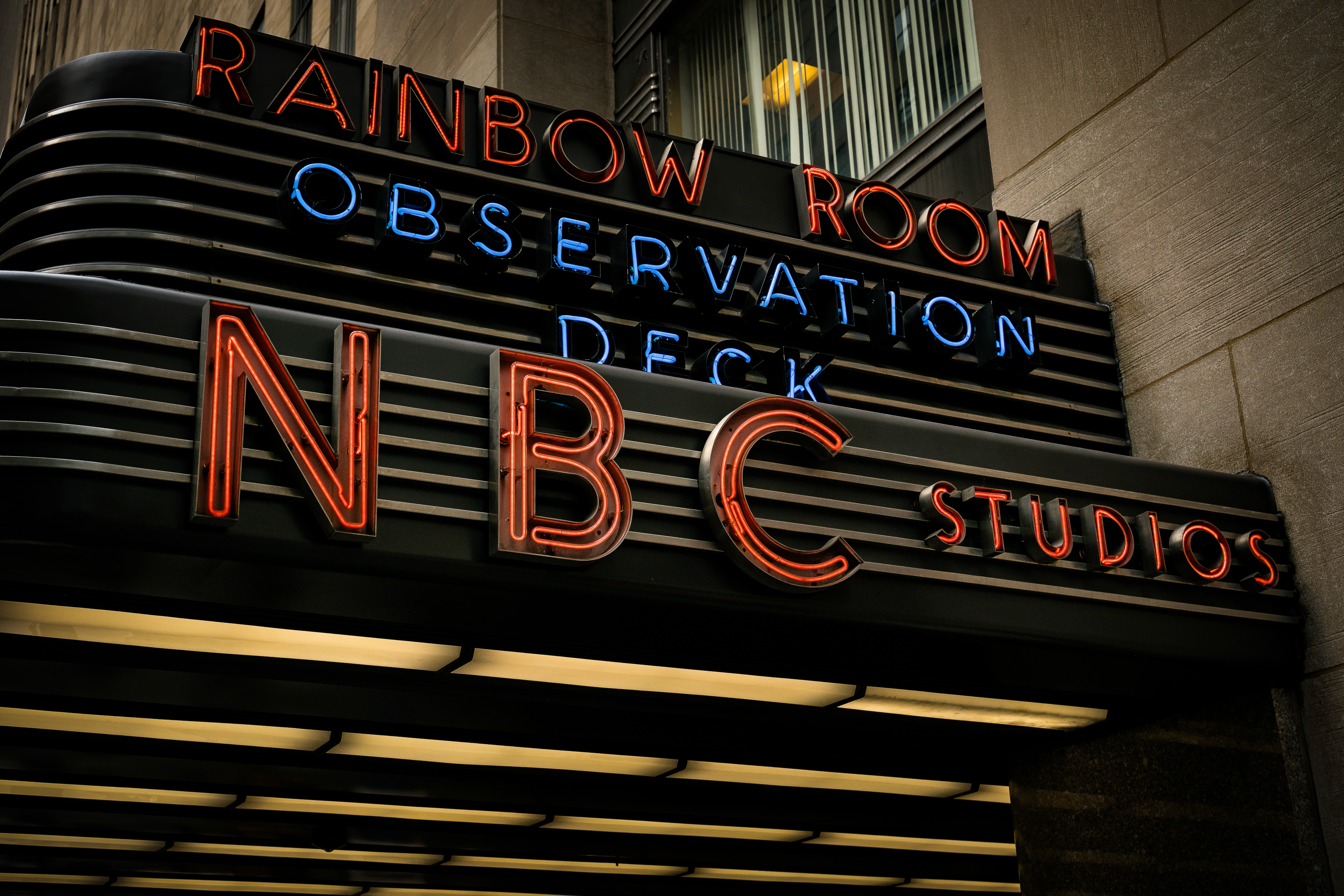 30 로크펠러 플라자의 간판, 레인보우 룸과 NBC 스튜디오의 이름을 표시