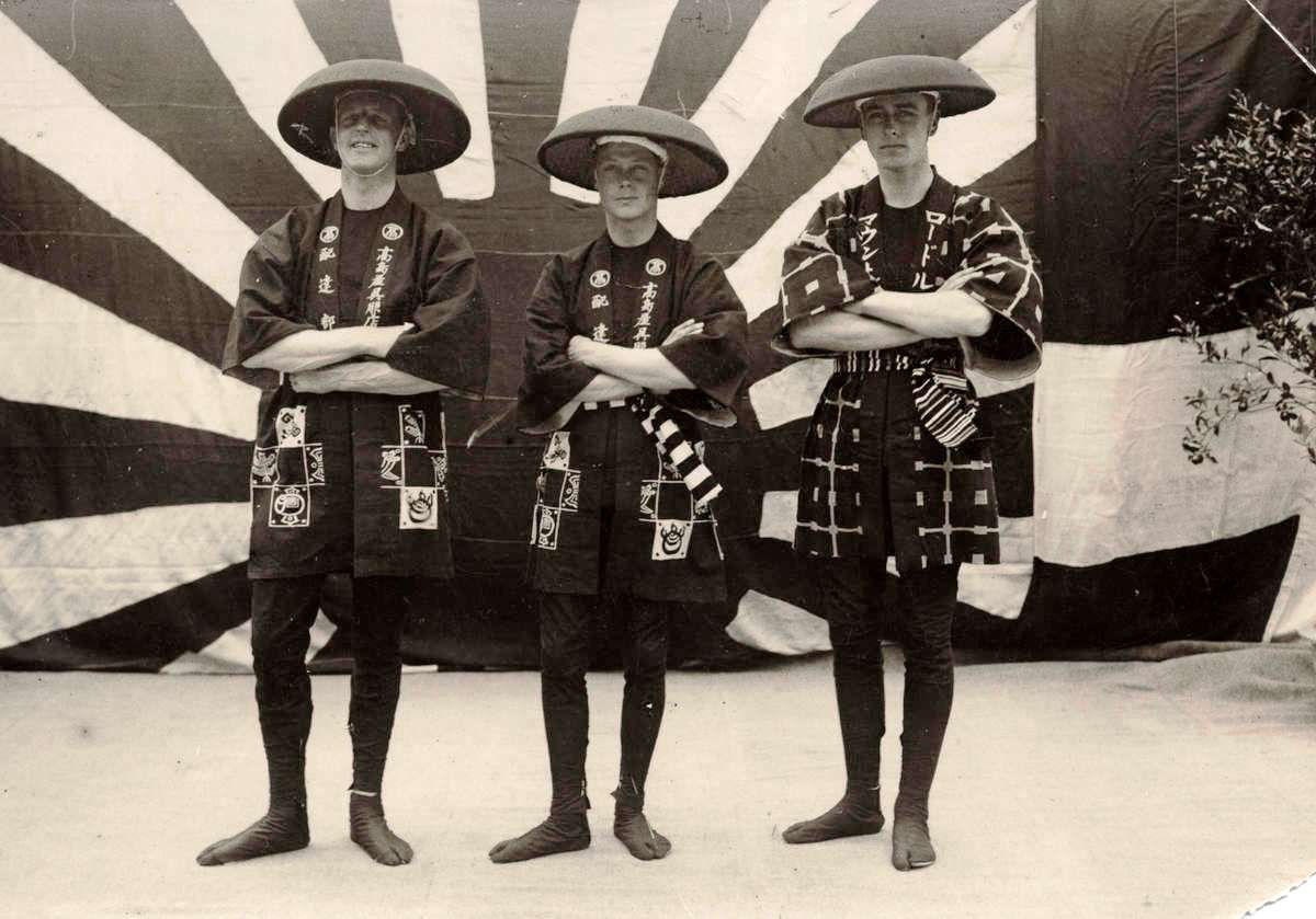 Edward VIII cùng các sĩ quan của mình trong trang phục kimono và happi khi thăm Nhật Bản năm 1922. (Mountbatten đứng, ngoài cùng bên trái).