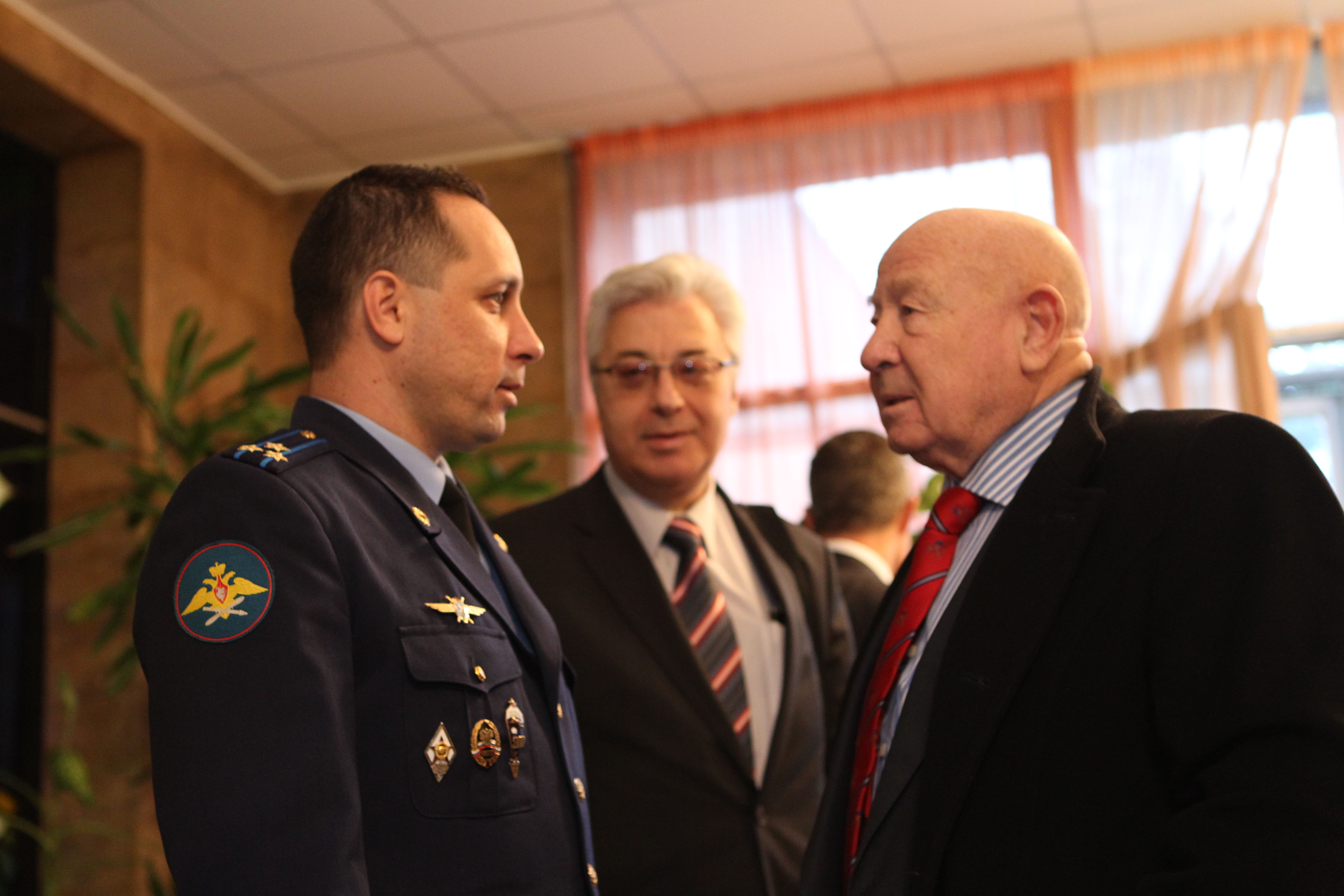 Alexei Leonov (kanan) berkongsi detik dengan Anton Shkaplerov (kiri) pada Oktober 2011.