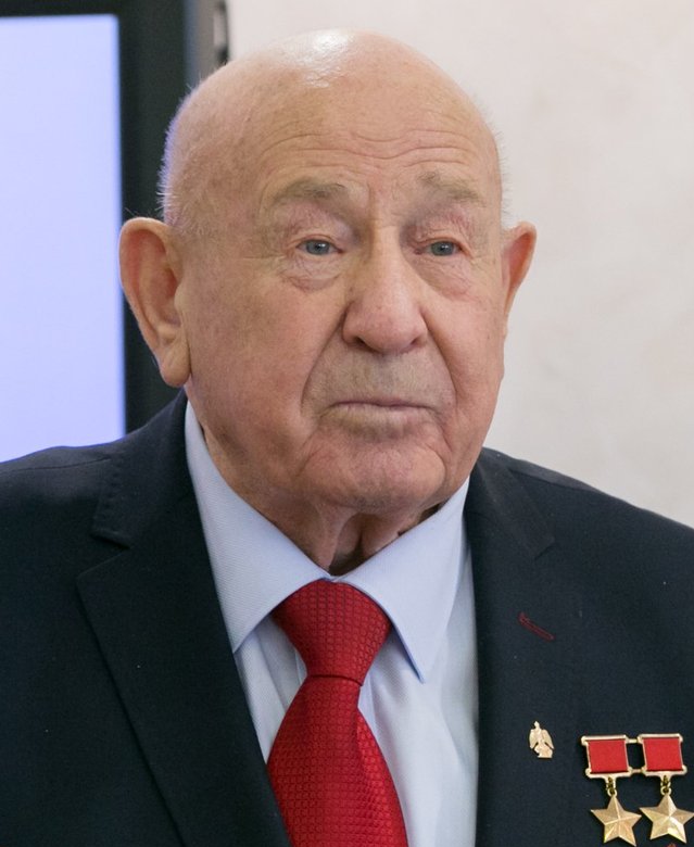 Leonov pada tahun 2016, memakai dua pingat Wira Kesatuan Sovietnya.