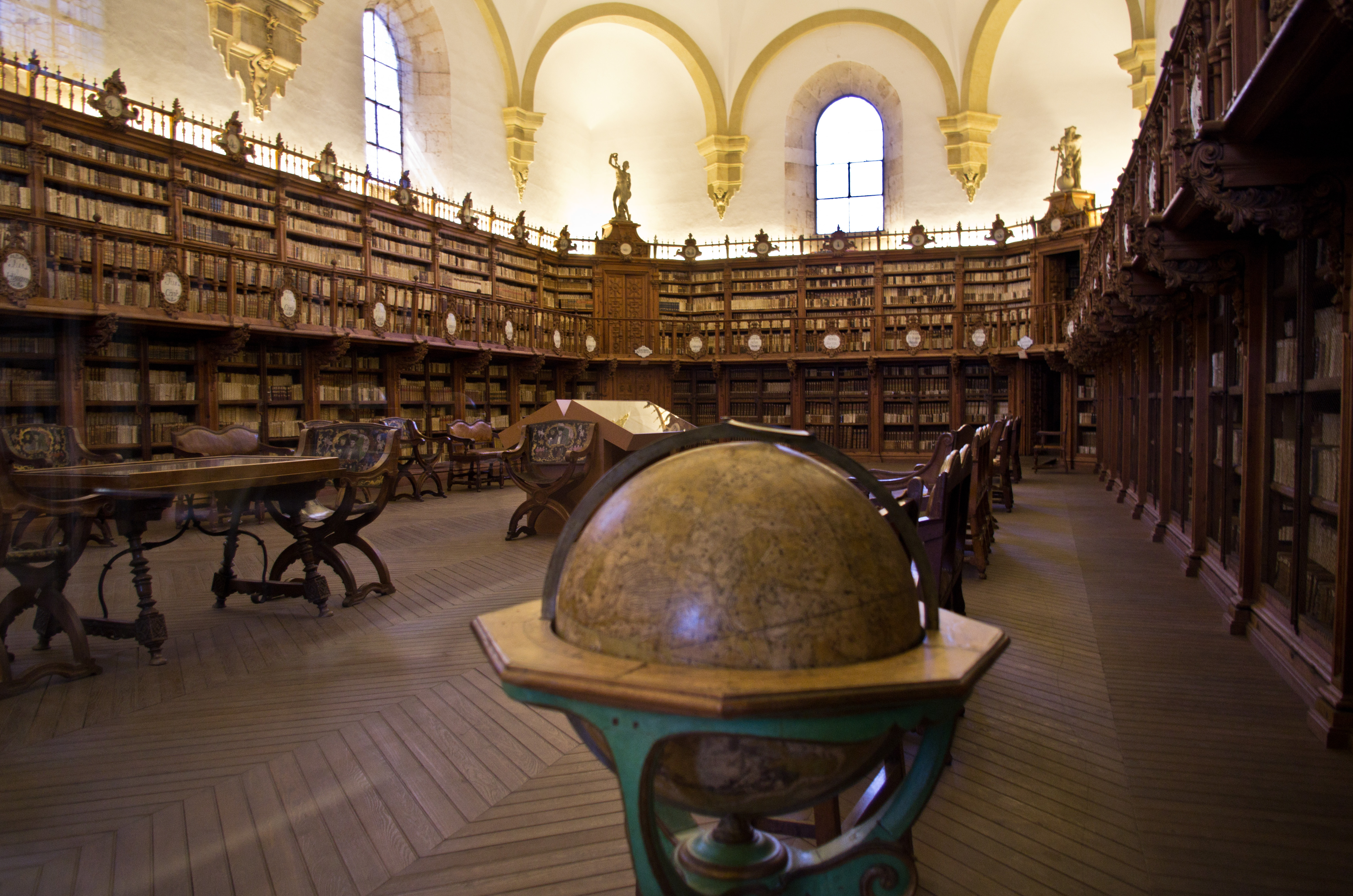 サラマンカ大学(1218年創立)の図書館