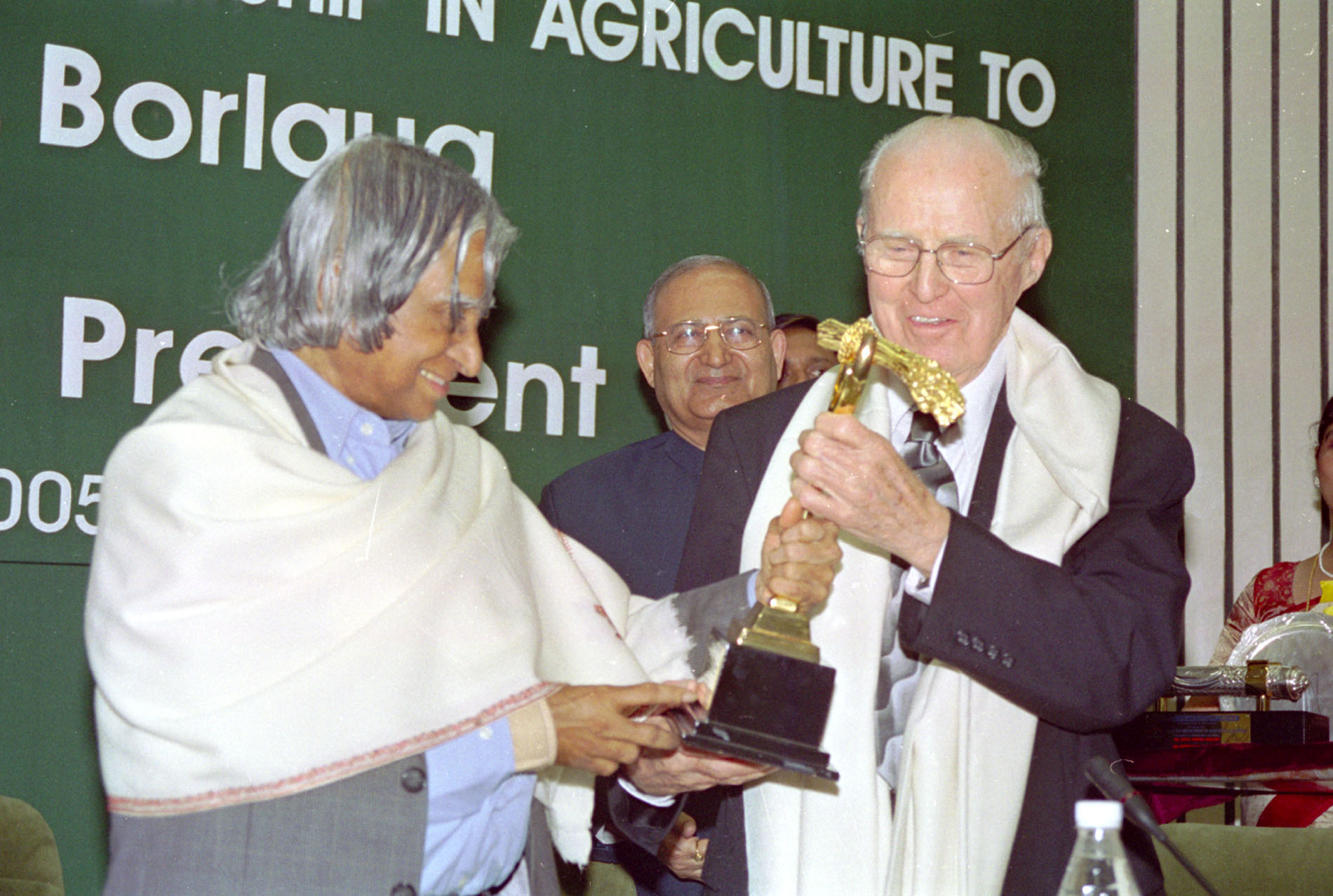 Norman E. Borlaug menerima Anugerah Kepimpinan dalam Pertanian M. S. Swaminathan yang pertama daripada Presiden A. P. J. Abdul Kalam di New Delhi pada tahun 2005.