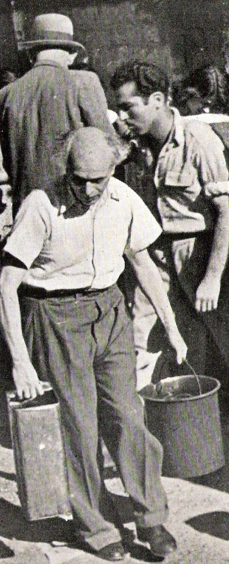 예루살렘 포위 기간 동안 물 배급을 받는 미하엘 페케테 교수