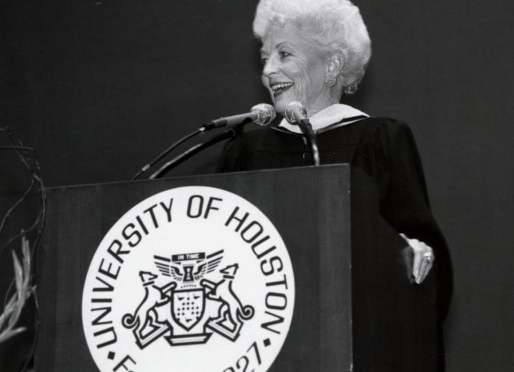 1992년 휴스턴 대학교 졸업식에서 연설하는 리처즈